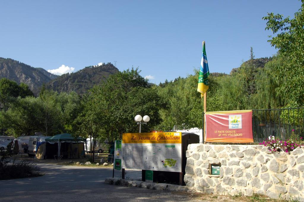 Camping La Ferme De カステラーヌ エクステリア 写真